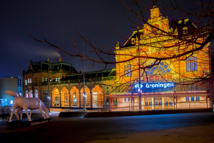 NS treinstation van Groningen in het avondlicht gefotografeerd tijdens de Workshop avondfotografie.